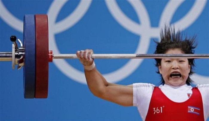 Jong Sim Rim (Bắc Triều Tiên) thi đấu ở nội dung cử tạ hạng cân 69kg.